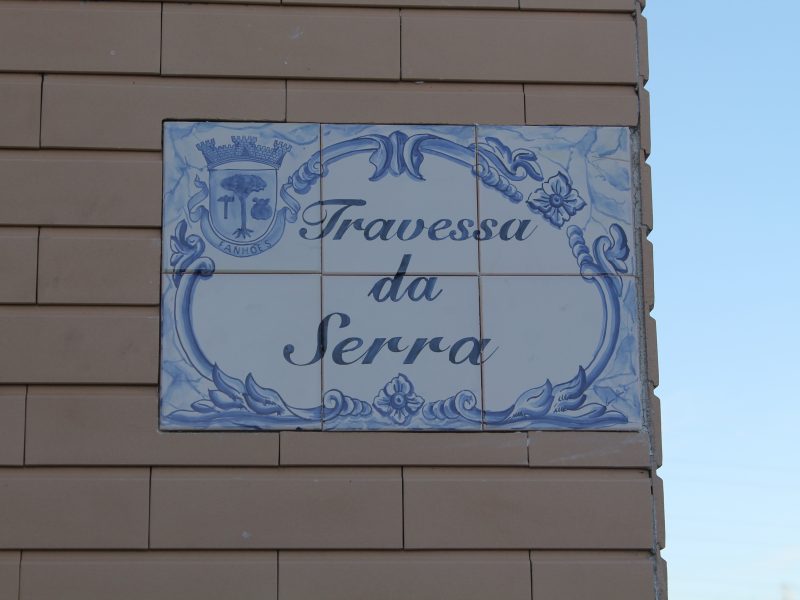 FANHÕES – TRAVESSA DA SERRA – Colocadas as Placas Toponímicas, inexistentes desde a sua aprovação em 1968 e estabelecidos os limites entre Rua da Serra e Travessa da Serra !
