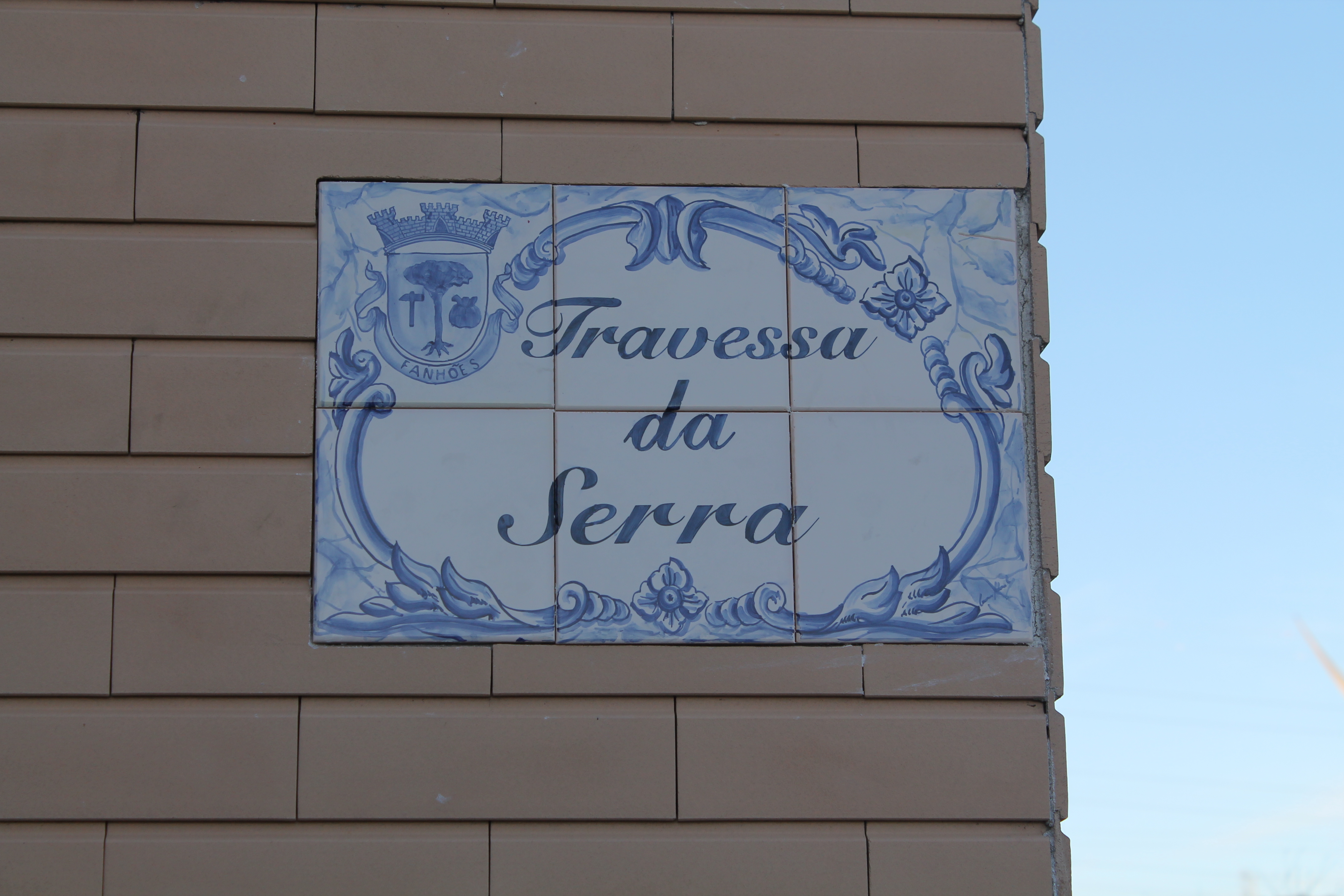 FANHÕES – TRAVESSA DA SERRA – Colocadas as Placas Toponímicas, inexistentes desde a sua aprovação em 1968 e estabelecidos os limites entre Rua da Serra e Travessa da Serra !