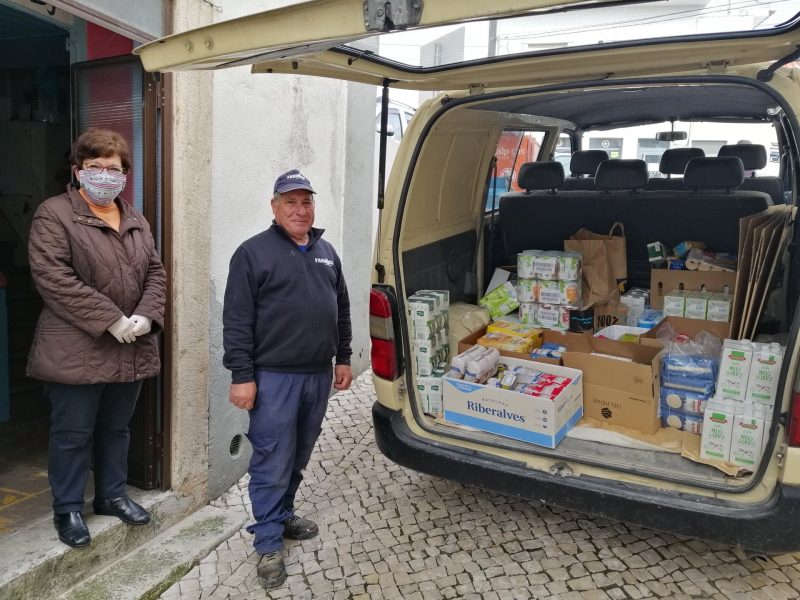 CAIXA SOLIDÁRIA – Recolha e entrega de bens ao Centro Paroquial/Voluntários(as) Banco Alimentar para a sua distribuição pelas famílias carenciadas. Obrigado!