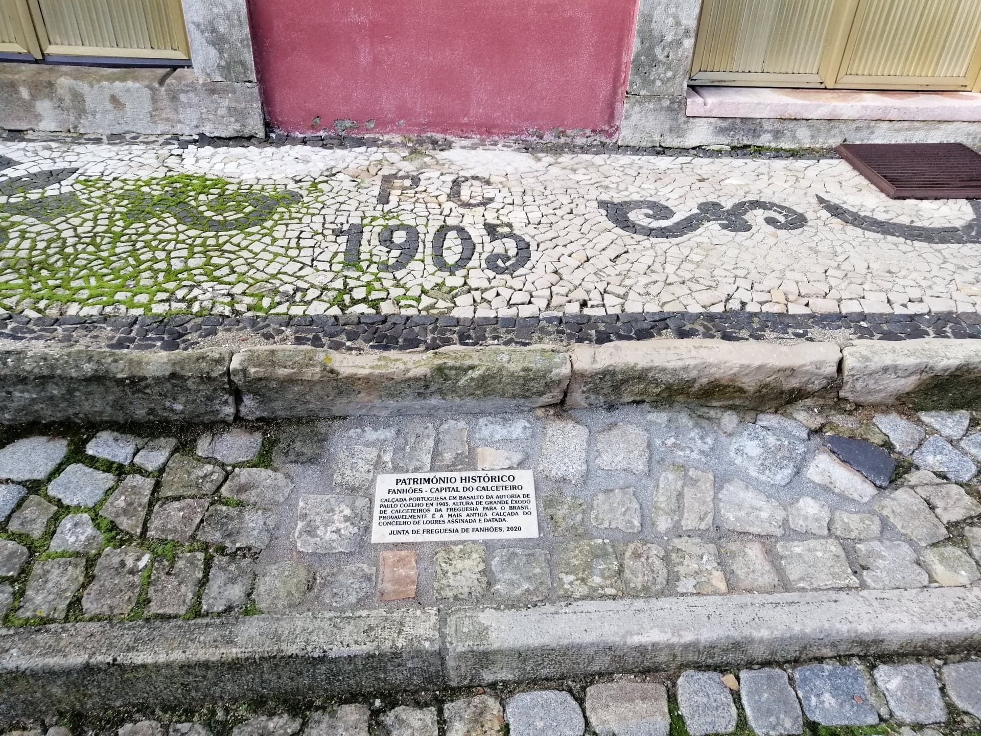 Fanhões -(f) Fanhões Capital do Calceteiro – Identificação da Calçada que é provavelmente a mais antiga do Concelho, datada de 1905 e da autoria de Paulo Coelho com a colocação de uma placa em pedra Lioz!