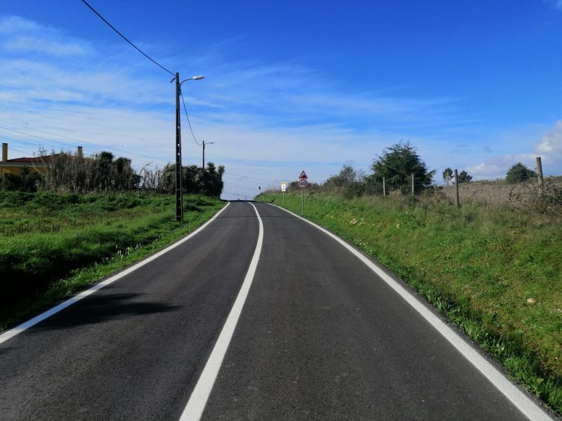 FANHÕES -(f) Aumentamos a Segurança – Marcação de guias horizontais na Avenida Catarina Eufémia – Estrada Fanhões- Ribas de Baixo!