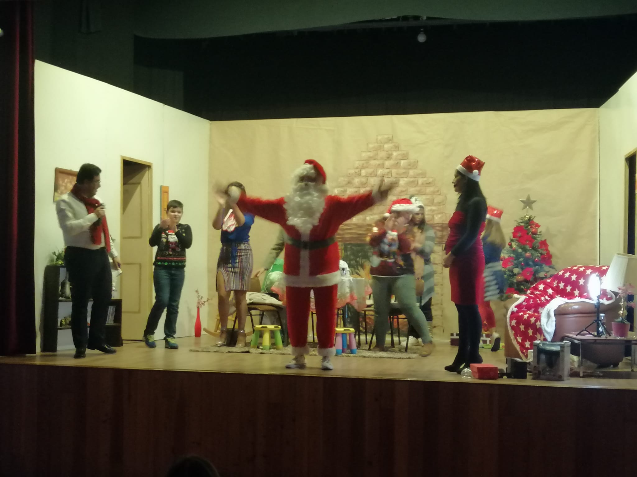Grupo Cénico da A.H.B.V.Fanhões – Apresentou o Teatro “Ninguém dá prendas ao Pai Natal”