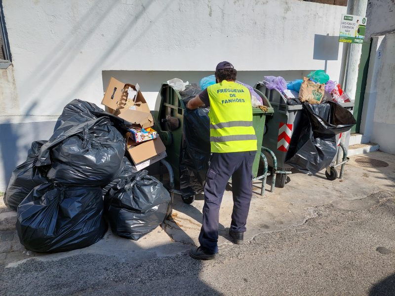 Pedido e Ajuda e Sensibilização – Recolha de Lixo Comprometida – Rua Joaquim Machado Bento, Fanhões – Estacionamento indevido!
