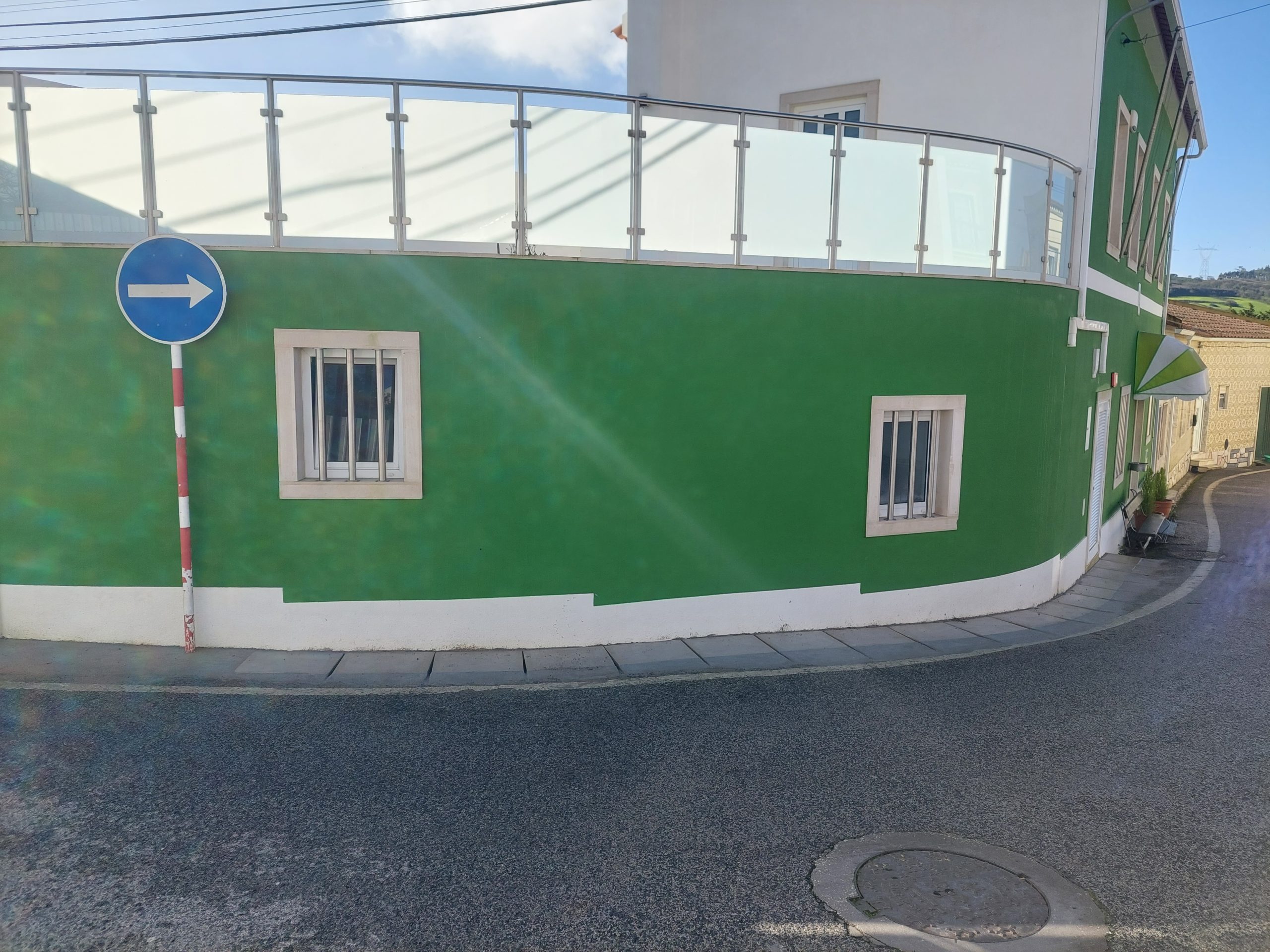 CASAINHOS (c)- Rua 1º de maio, criação de nova zona pedonal, facilitando a passagem de pessoas de mobilidade reduzida melhorando a mobilidade e aumentando a segurança da população!