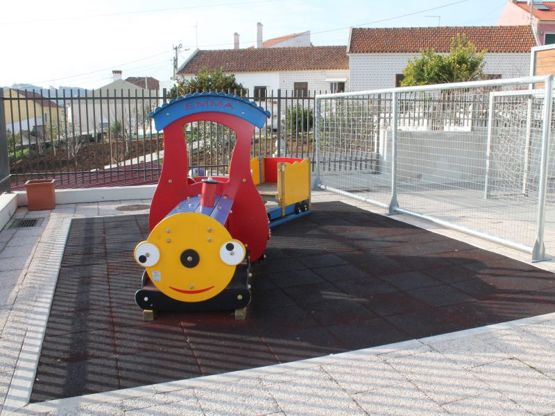 CASAINHOS – ESCOLA EB1 – CASAINHOS – Colocação de estrutura de proteção e segurança da área de brincadeira das crianças do Jardim de Infância.