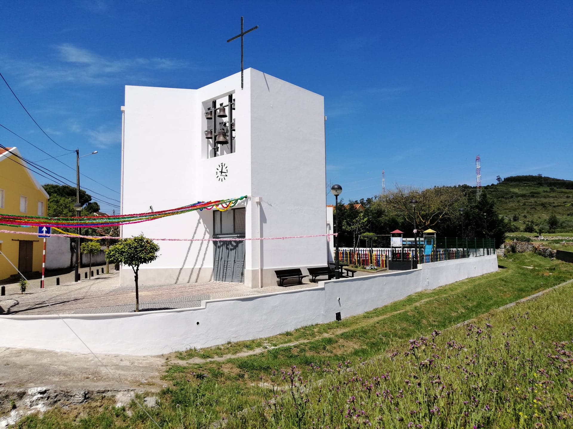 CASAINHOS -(c) IGREJA DO IMACULADO CORAÇÃO DE MARIA – PINTURA  E REABILITAÇÃO DE TODO O ESPAÇO ENVOLVENTE – MOBILIÁRIO URBANO; LAVADOUROS; SANITÁRIOS E FONTANÁRIO.