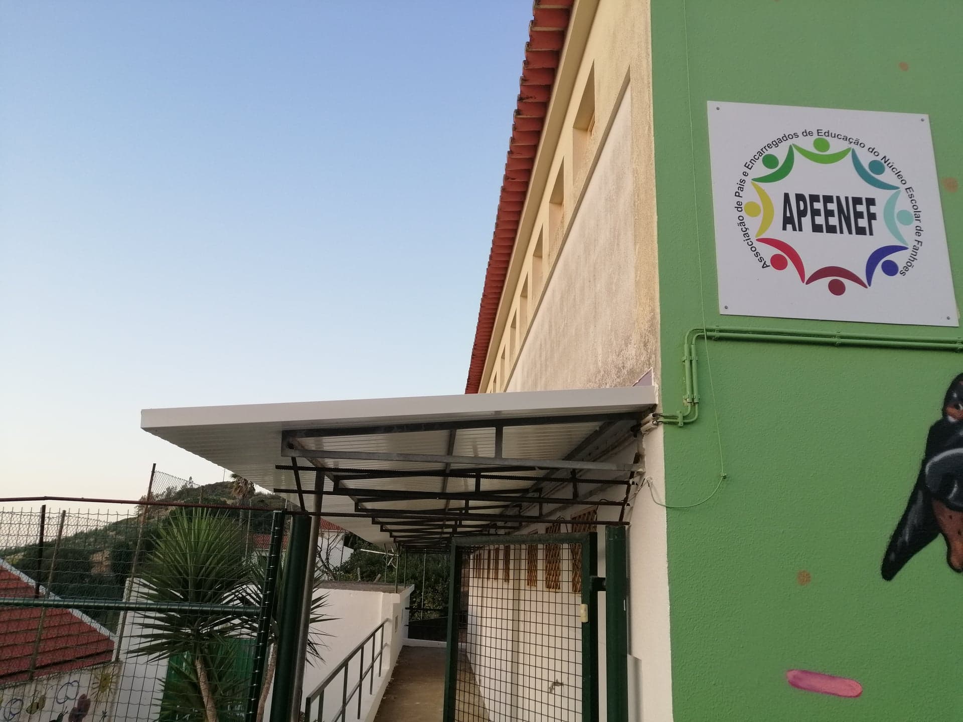 APEENEF (f)- ASSOCIAÇÃO DE PAIS – NOVO TELHEIRO QUE IRÁ RESPONDER EFICAZMENTE À CHUVA E AO SOL.
