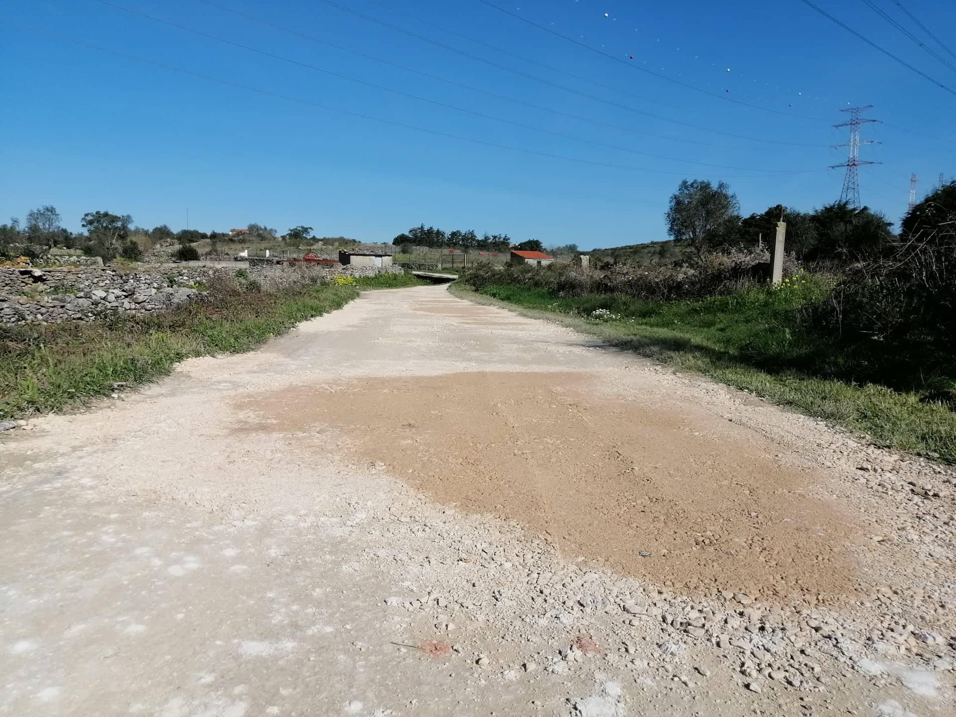 CASAINHOS -(c) Estrada dos Barros – “Tapa- Buracos” e compactação da via para melhor acessos de quem aqui circula!