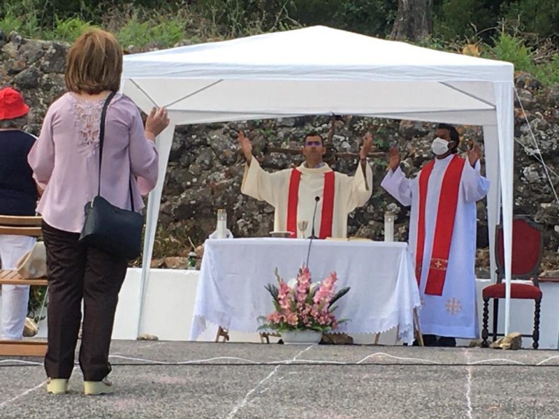Comunidade Católica realiza Missa Campal na Cruzinha respeitando as devidas regras de segurança!