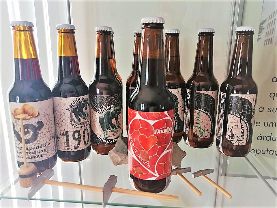 FANHÕES -(f) CAPITAL DO CALCETEIRO – Apresenta a nova cerveja Vermelha morango – cognominada de “amor à pedra”, o amor que se sente no trabalho que inspirou esta criação!