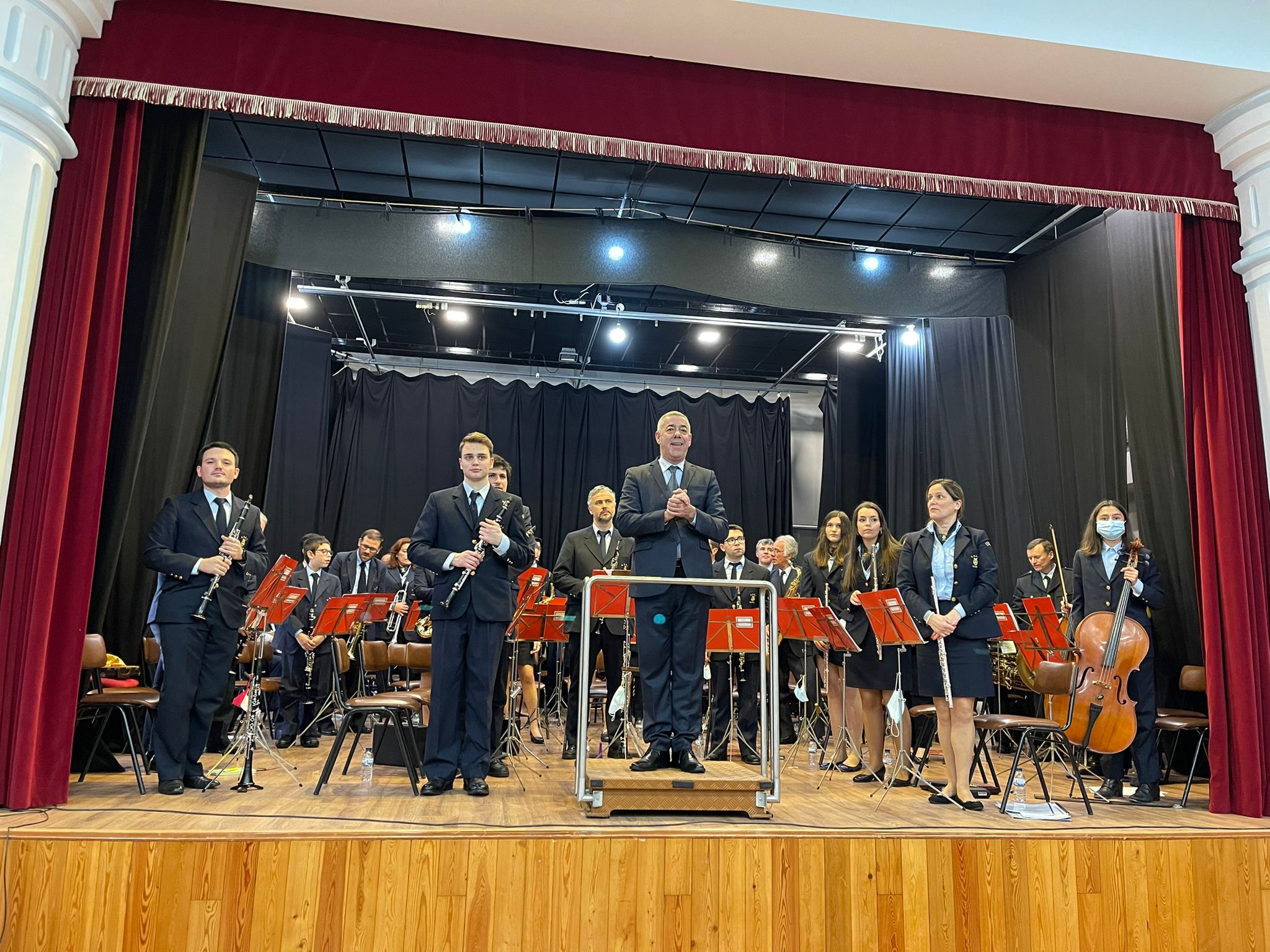 Concerto da Banda de Música da Associação Humanitária de Bombeiros Voluntários de Fanhões no Salão Nobre e apresenta três novos músicos recém formados da Escola de Musica e que ingressam nas fileiras da Banda!