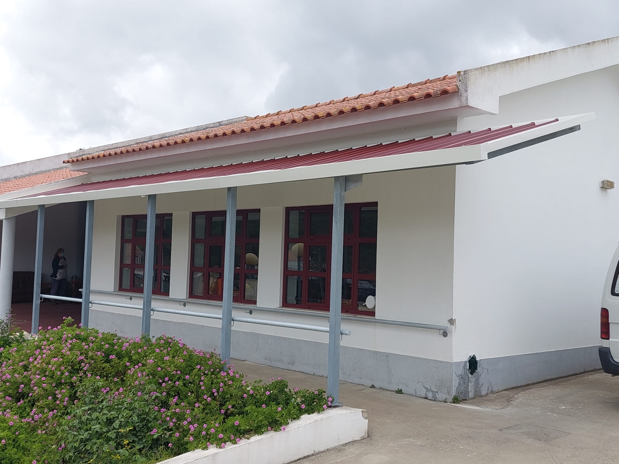 Centro Social e Paroquial de São Saturnino de Fanhões – Centro de Dia – Colocação de Pala de Cobertura melhorando o conforto do acesso às instalações.