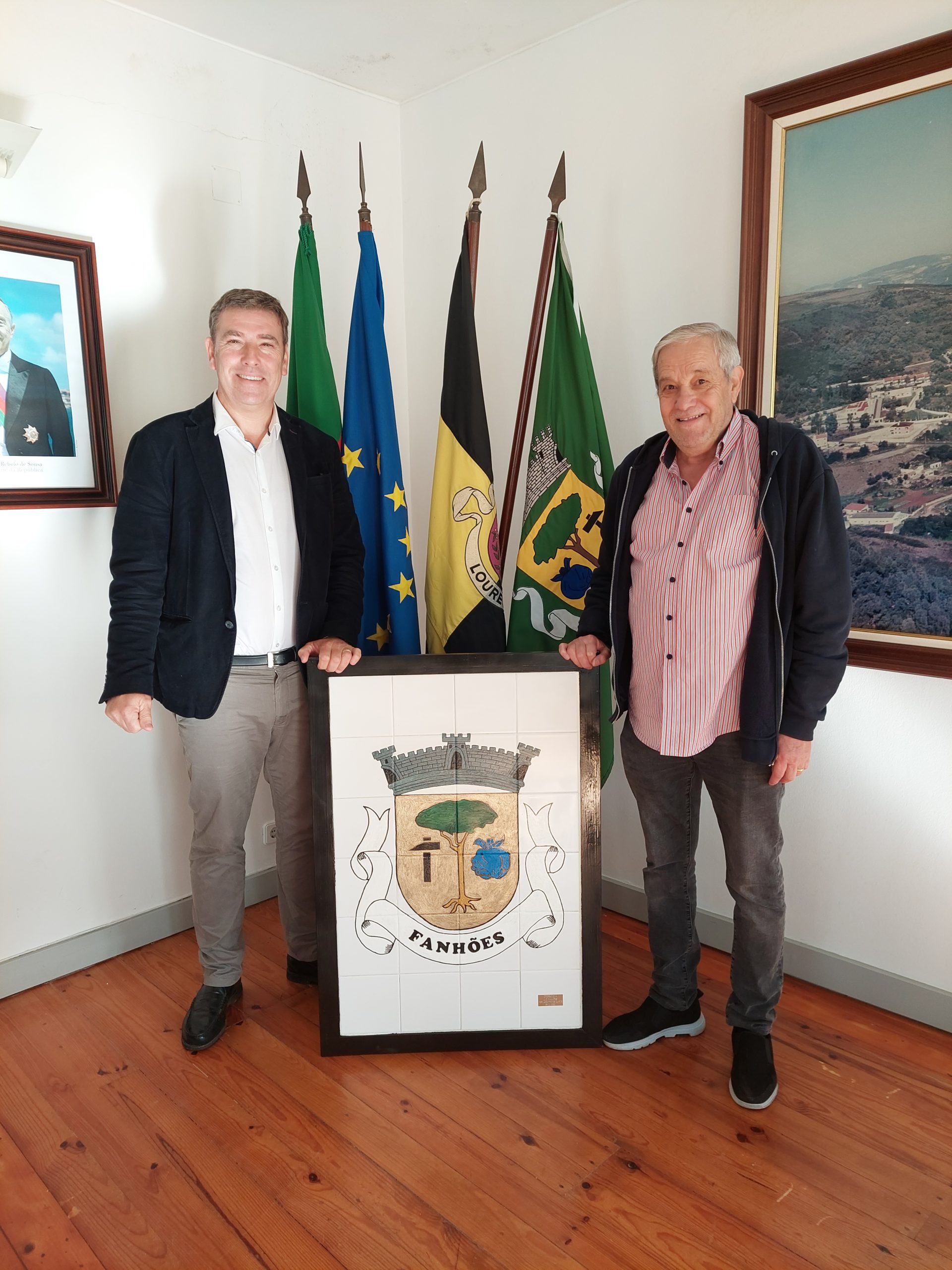 Junta de Freguesia de Fanhões – Agradece ao artesão João Duarte a oferta de um Quadro em Azulejo com o Brasão da Junta de Freguesia de Fanhões! Junta de Freguesia de Fanhões – Agradece ao artesão João Duarte a oferta de um Quadro em Azulejo com o Brasão da Junta de Freguesia de Fanhões!
