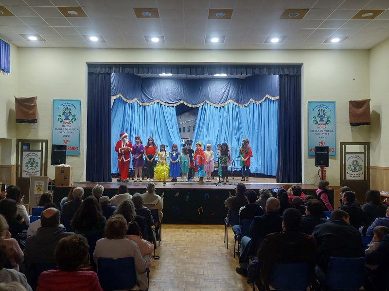 Associação de País APEENEF- Oficina de Teatro – apresenta “Ninguém dá Prendas ao Pai Natal” –  Uma tarde Cultural fantástica em que podemos assistir a um trabalho Cultural de excelência!
