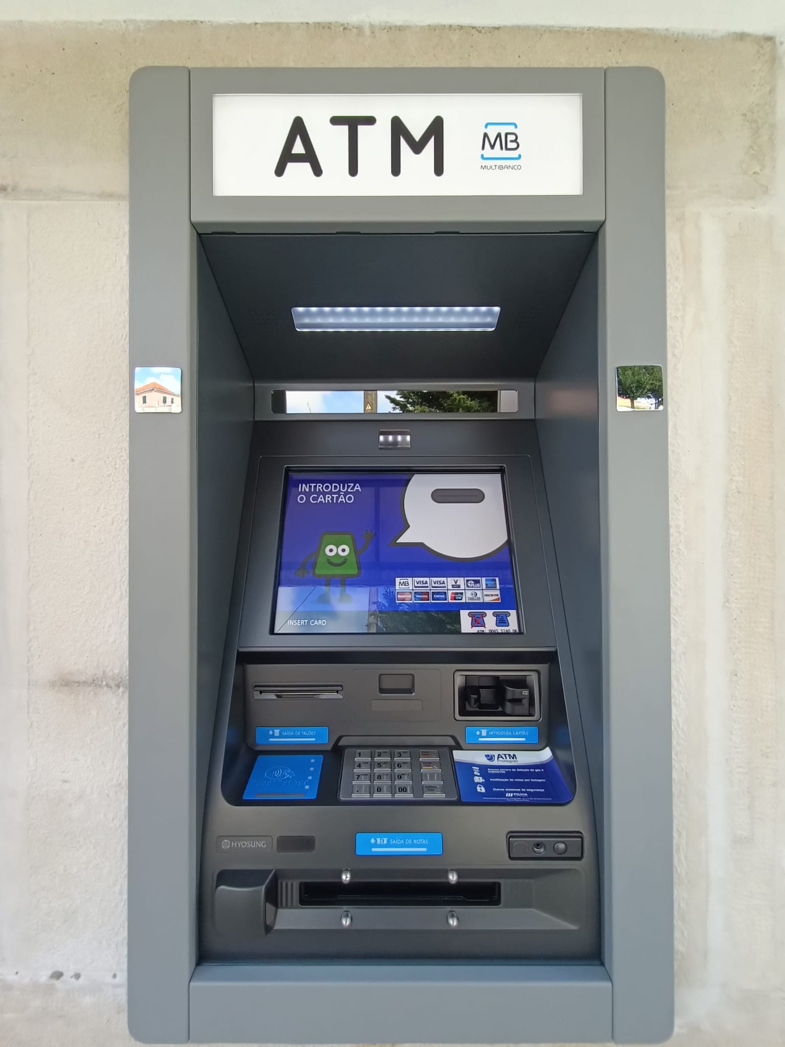 ATM-Multibanco de Casaínhos – Concluída a Instalação da nova Máquina ATM/MB, um equipamento e última geração ao serviço da população.
