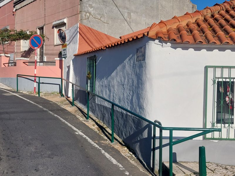 Fanhões -(f) – Rua Joaquim Machado Bento – Colocação de Corrimão de apoio à Mobilidade, melhorando o acesso em zonas difíceis principalmente para os mais idosos!