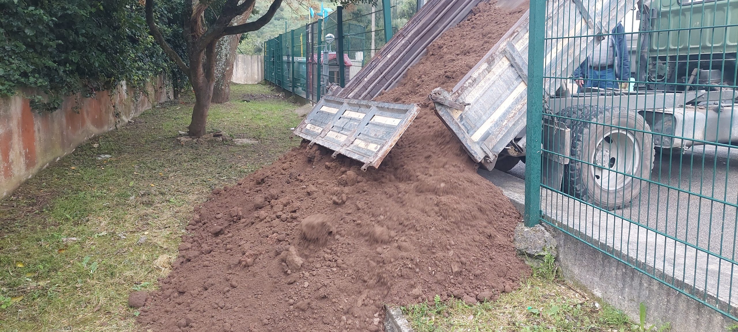 Escola EB/JI Fanhões – Junta de Freguesia coloca Terra Vegetal filtrada reabilitando e alargando a Horta da escola!