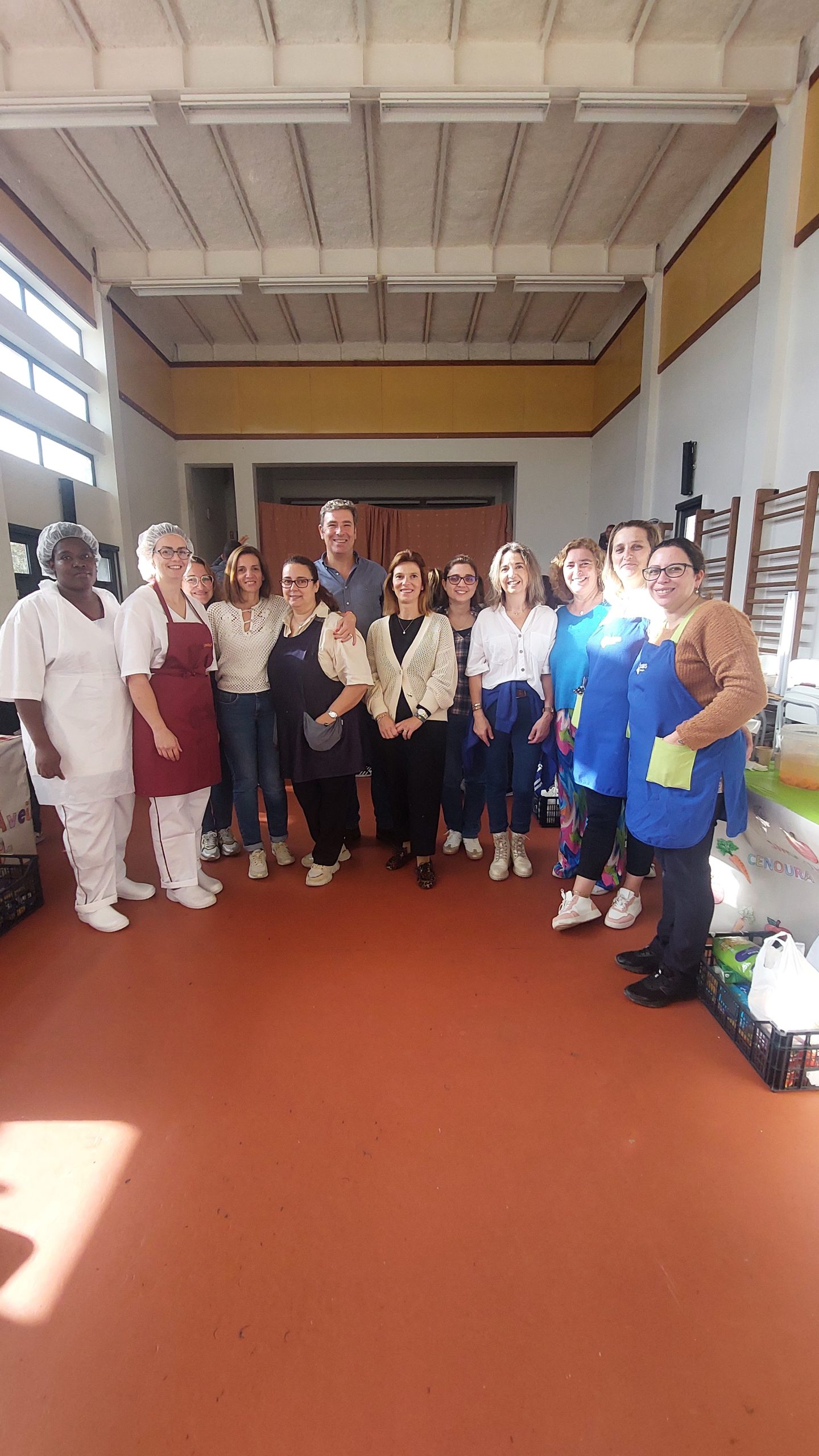 Escola EB/JI Fanhões – DIA MUNDIAL PARA A ERRADICAÇÃO DA POBREZA – A Escola serviu batidos elaborados por educadores e crianças e angariou alimentos para os mais necessitados”!