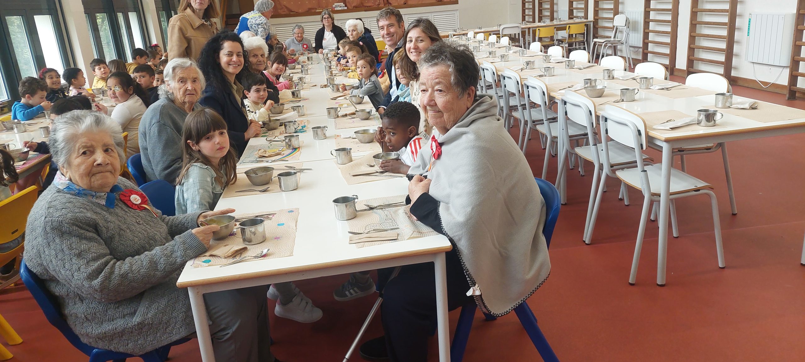 Escola EB1/JI de Fanhões – Semana Cultural – Muitas atividades Culturais que incluíram um almoço das crianças com os utentes do Centro de Dia.
