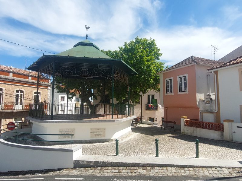 FANHÕES -(f) Reabilitação do Coreto com reparações e pinturas gerais, melhorando o património e o espaço público.