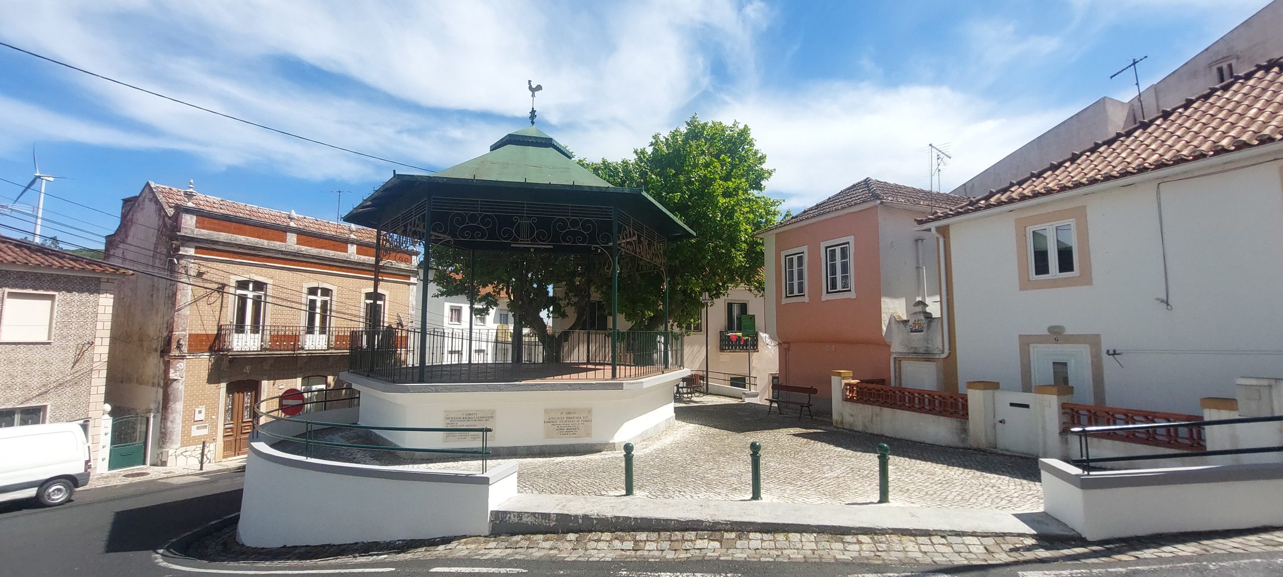 FANHÕES -(f) Reabilitação do Coreto com reparações e pinturas gerais, melhorando o património e o espaço público.