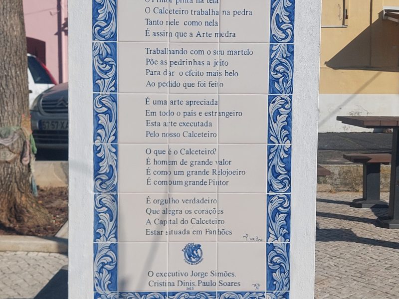 FANHÕES -(f) Jardim do Calceteiro – Mural em Azulejos de Quadras “O Calceteiro” da autoria de José Pincho.