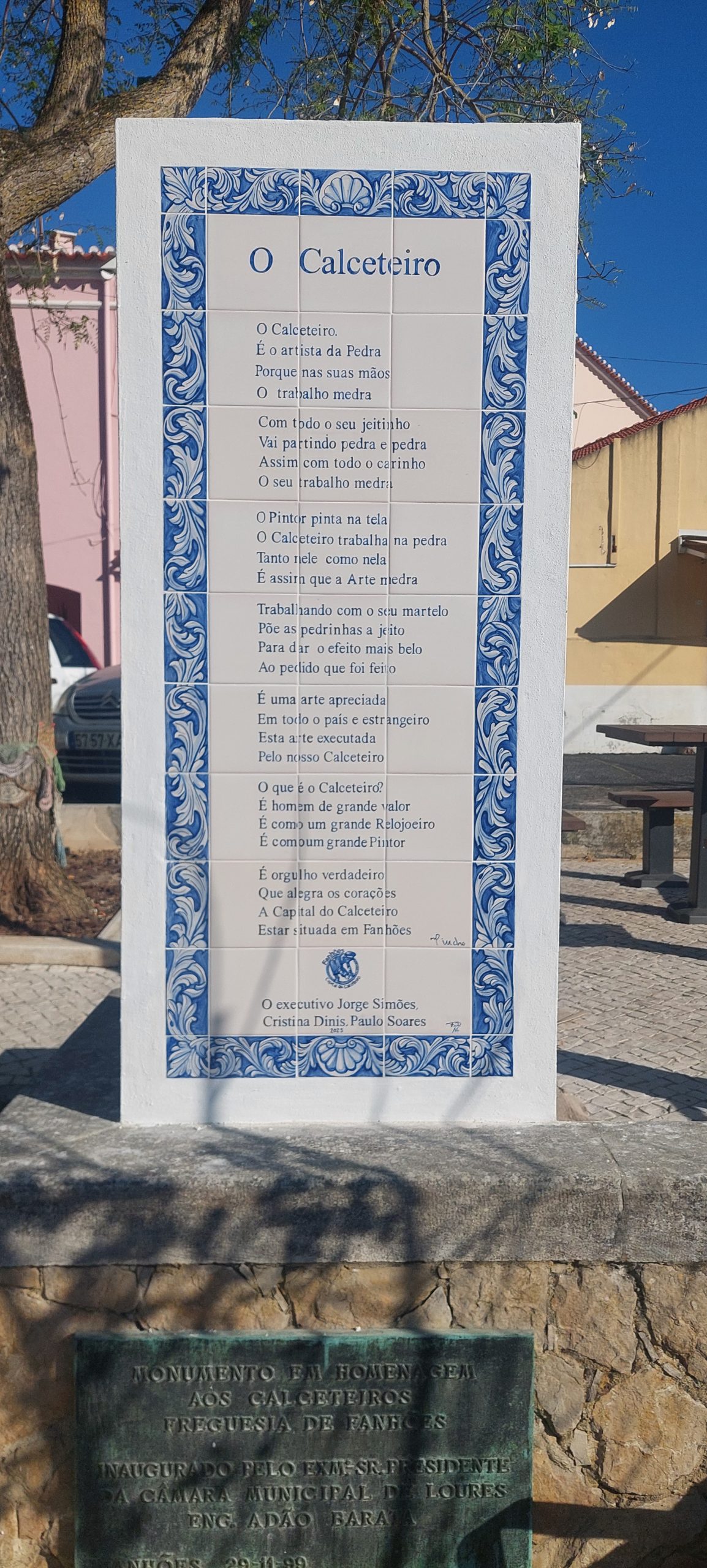 FANHÕES -(f) Jardim do Calceteiro – Mural em Azulejos de Quadras “O Calceteiro” da autoria de José Pincho.