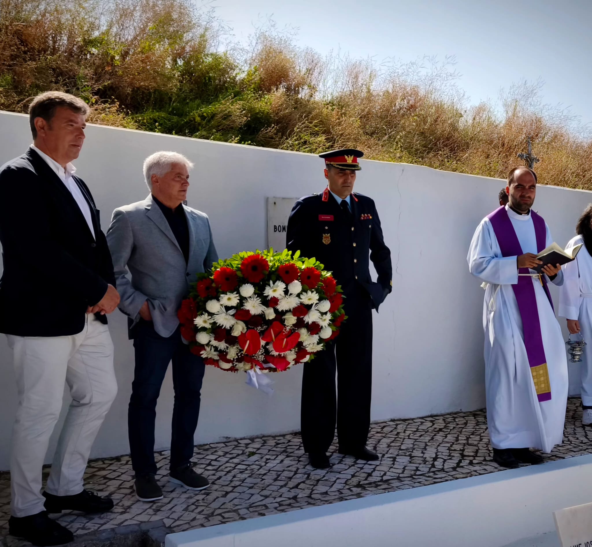 Associação Humanitária de Bombeiros Voluntários de Fanhões – Missa e Romagem ao Cemitério em Homenagem a Bombeiros e Músicos falecidos. No seguimento das comemorações do 96º Aniversário.