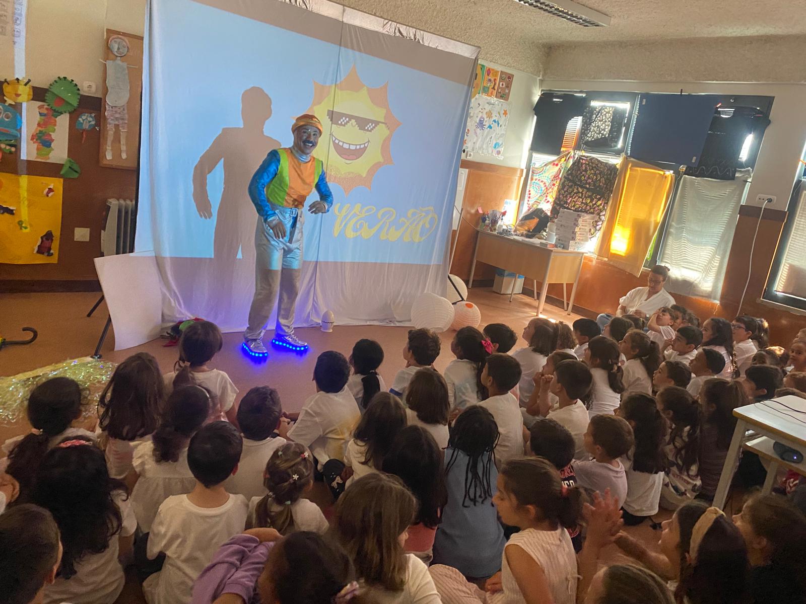 Escola EB/JI Fanhões – DIA MUNDIAL DA CRIANÇA – Comemorado com muitas Brincadeiras e diversas atividades Desportivas e Culturais, onde o Espetáculo Dr. Especialista proporcionou momentos de grande diversão!