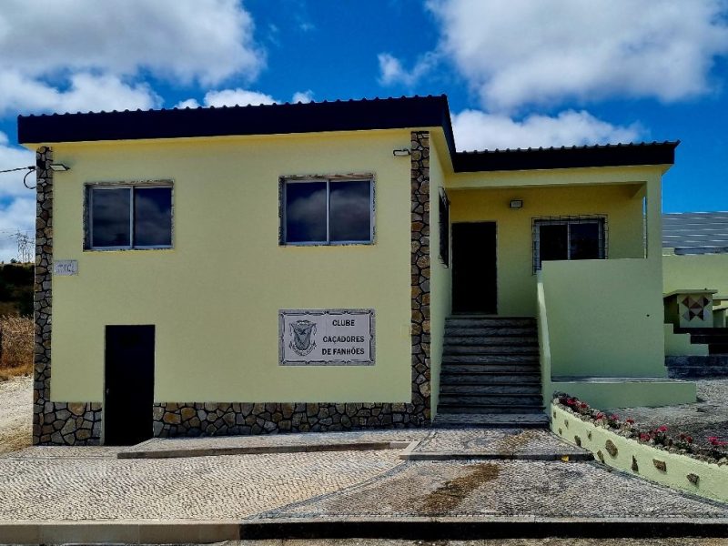 Fanhões -(f) Clube Caçadores de Fanhões – Concluída a fase de Pintura interior e exterior da nova Sede, e a colocação de Painel Azulejos embelezando e personalizando o o edificio.