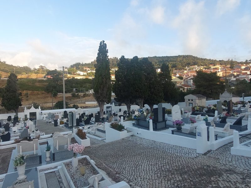 Fanhões (f) – Cemitério Paroquial de Fanhões – Pintura, Reparações e Manutenção geral, tornando o lugar um espaço com maior dignidade.