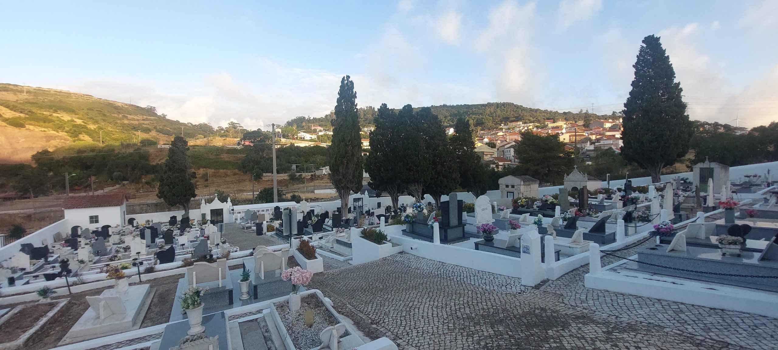 Fanhões (f) – Cemitério Paroquial de Fanhões – Pintura, Reparações e Manutenção geral, tornando o lugar um espaço com maior dignidade.