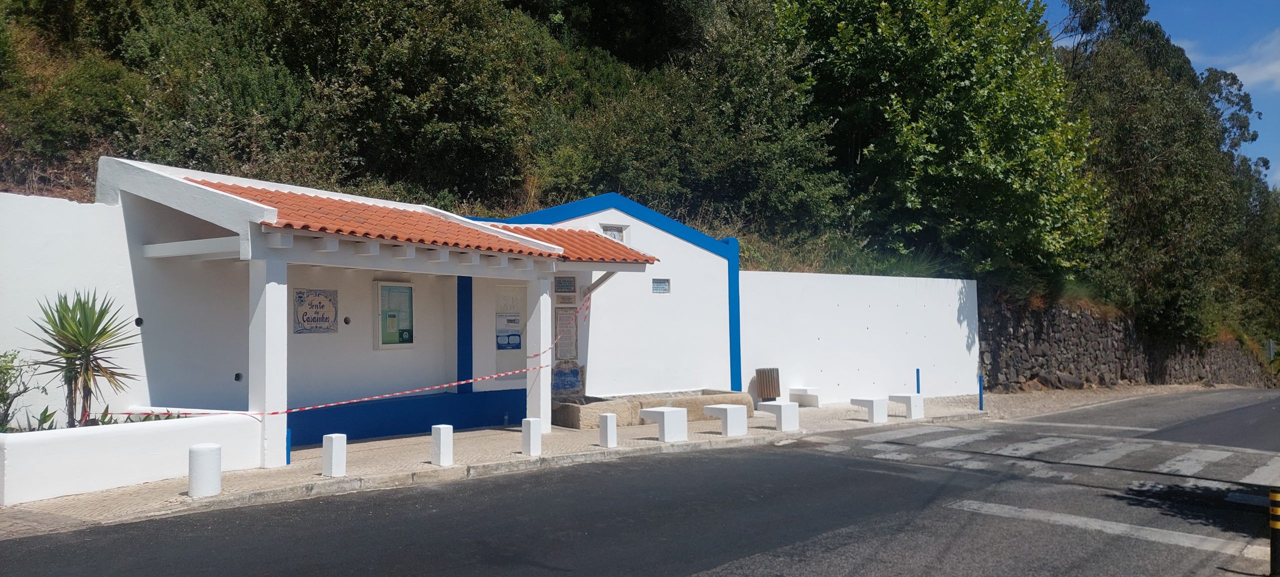 CASAINHOS -(c) Fonte de Casainhos – Manutenção geral de limpeza e Pintura que dignificou todo este Património. CASAINHOS -(c) Fonte de Casainhos – Manutenção geral de limpeza e Pintura que dignificou todo este Património.