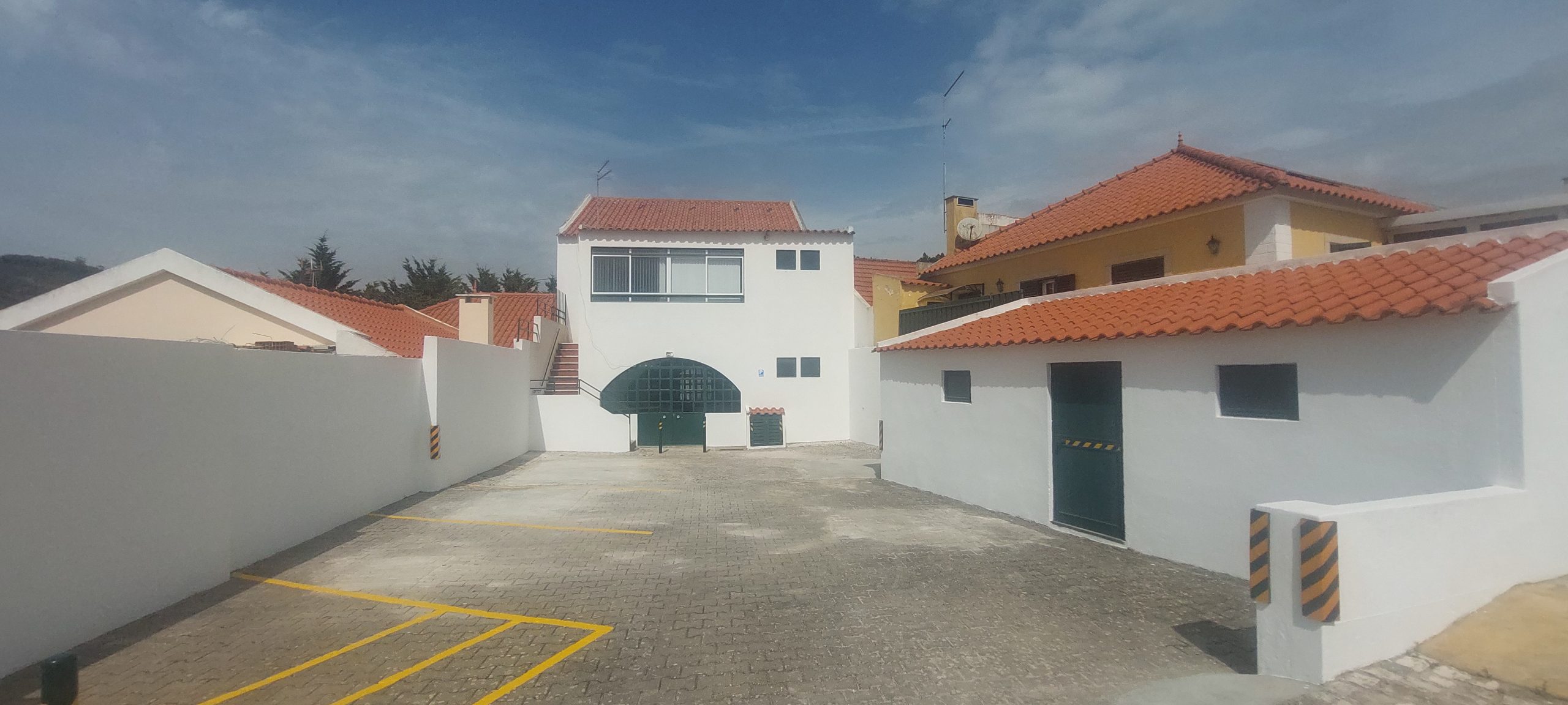 Casaínhos -(c) Rua de Timor – Pátio Edifício Grupo dos 31 – Concluídas as Obras do Parque de Estacionamento público. Uma bolsa de estacionamento para 4 viaturas que beneficia a localidade e melhora o parqueamento e a mobilidade. Casaínhos -(c) Rua de Timor – Pátio Edifício Grupo dos 31 – Concluídas as Obras do Parque de Estacionamento público. Uma bolsa de estacionamento para 4 viaturas que beneficia a localidade e melhora o parqueamento e a mobilidade.