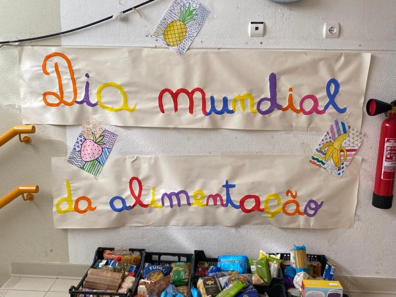 Escola EB/JI Fanhões – Assinala o Dia Mundial da Alimentação, apresentando sobremesas saudáveis e angariando alimentos em cabazes solidários, para famílias necessitadas.