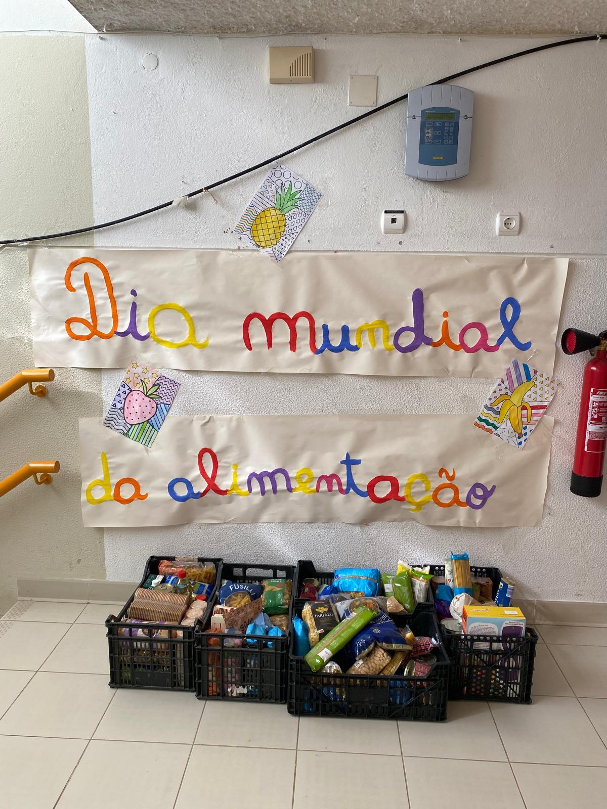 Escola EB/JI Fanhões – Assinala o Dia Mundial da Alimentação, apresentando sobremesas saudáveis e angariando alimentos em cabazes solidários, para famílias necessitadas. Escola EB/JI Fanhões – Assinala o Dia Mundial da Alimentação, apresentando sobremesas saudáveis e angariando alimentos em cabazes solidários, para famílias necessitadas.