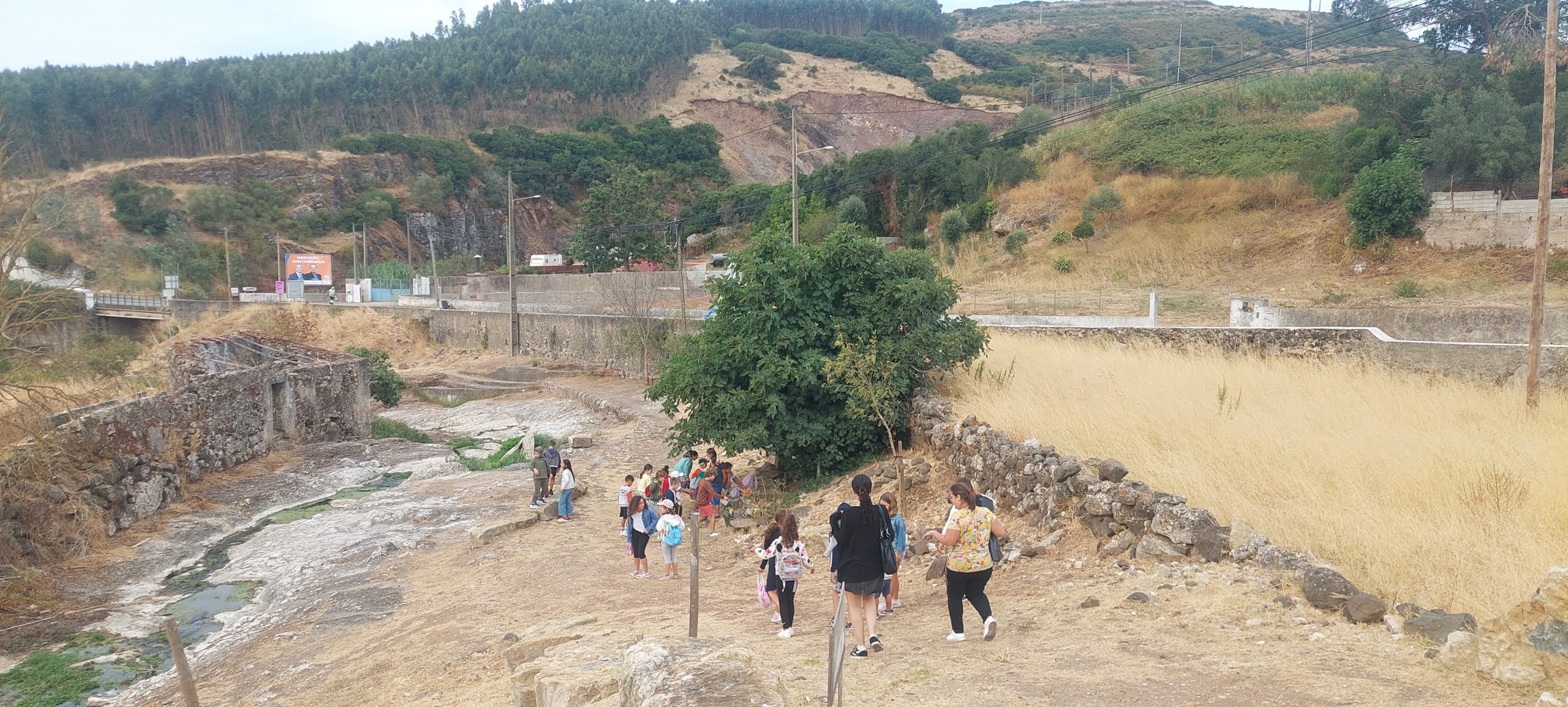APEENEF (f)- Associação de País – Ação de limpeza no Rio de Fanhões, Caminho das Lavadeiras, um contributo das nossas crianças para um melhor Ambiente. APEENEF (f)- Associação de País – Ação de limpeza no Rio de Fanhões, Caminho das Lavadeiras, um contributo das nossas crianças para um melhor Ambiente.
