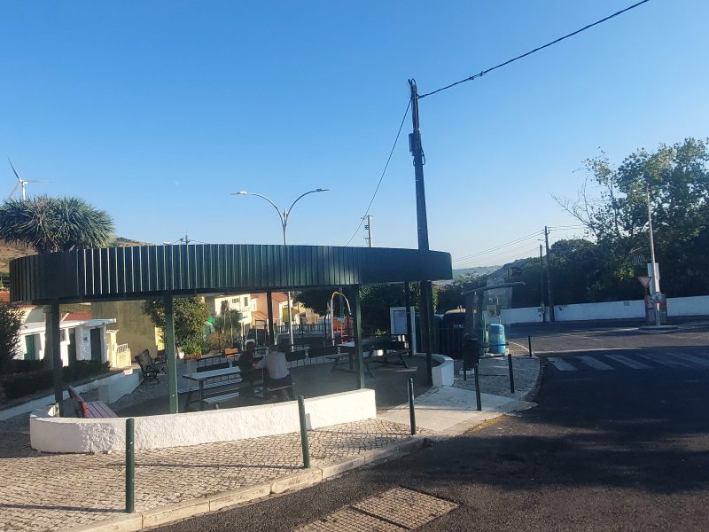 FANHÕES -(f) Melhorada a Pergola do Jardim dos Bombeiros Voluntários de Fanhões com platibanda de proteção chuva e vento.