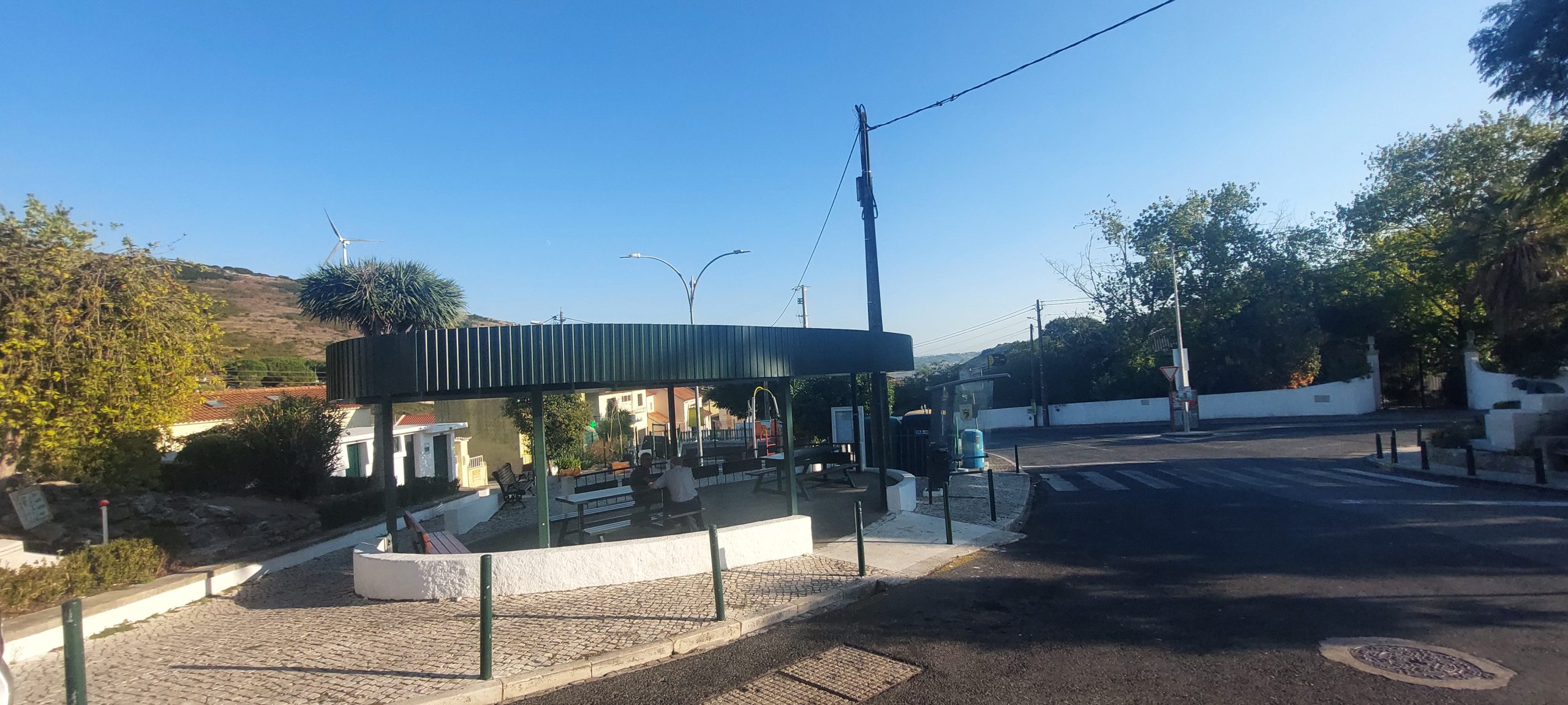 FANHÕES -(f) Melhorada a Pergola do Jardim dos Bombeiros Voluntários de Fanhões com platibanda de proteção chuva e vento.