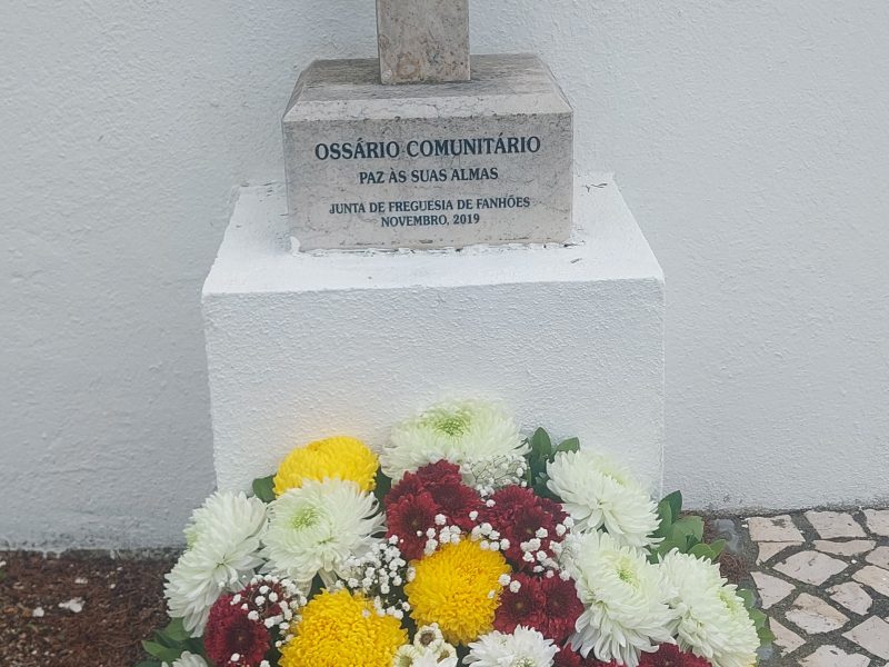 Fanhões (f) – Cemitério Paroquial de Fanhões – Preparação para o Dia de todos os Santos, um momento que exige do lugar a maior dignidade possível.