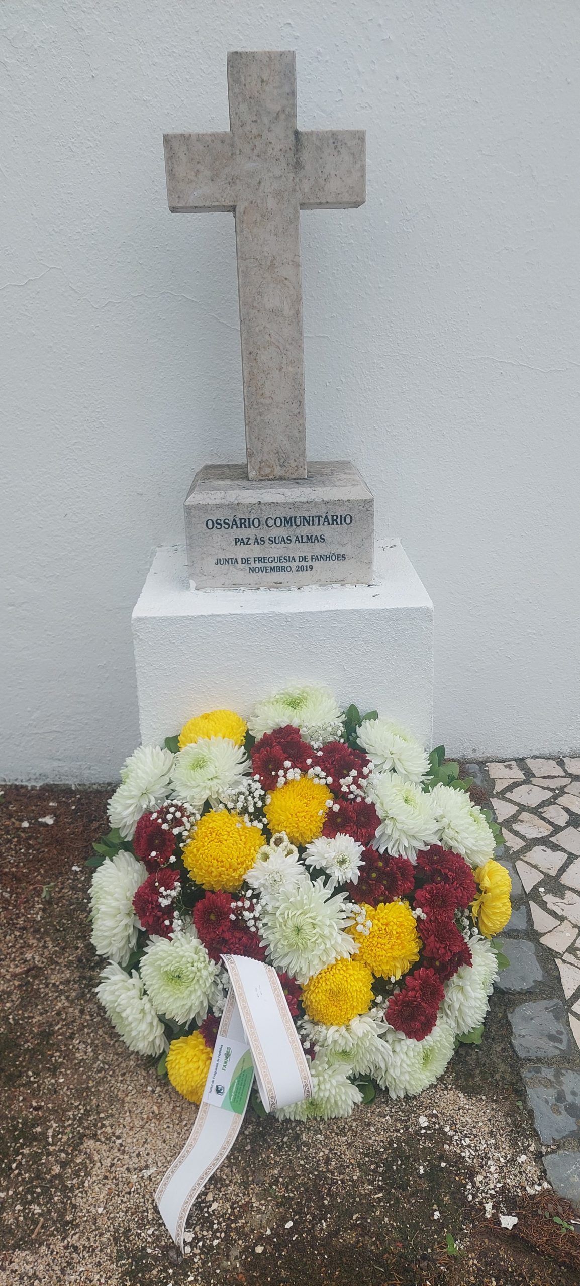 Fanhões (f) – Cemitério Paroquial de Fanhões – Preparação para o Dia de todos os Santos, um momento que exige do lugar a maior dignidade possível. Fanhões (f) – Cemitério Paroquial de Fanhões – Preparação para o Dia de todos os Santos, um momento que exige do lugar a maior dignidade possível.