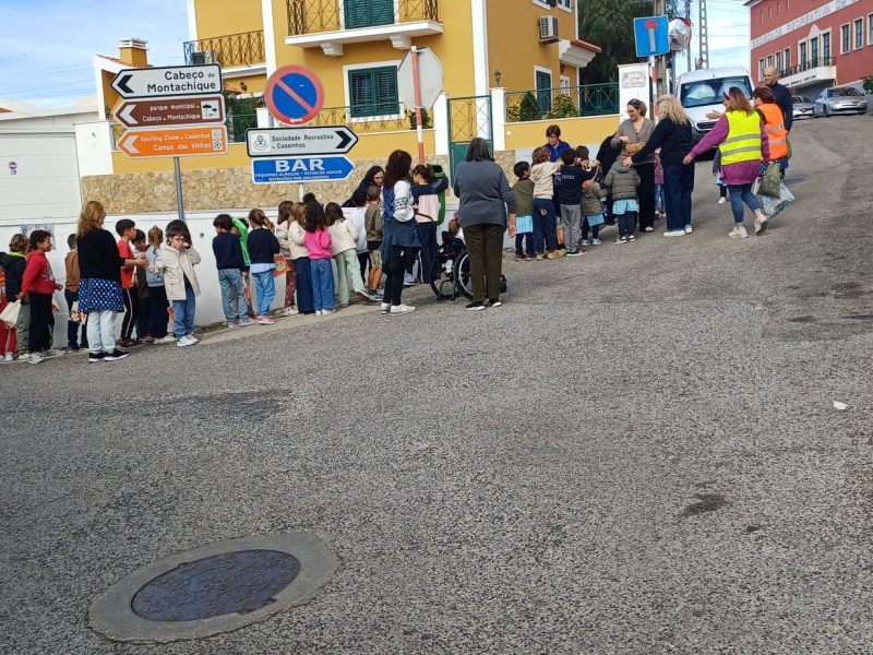 Escola EB/JI Casaínhos – Pão por Deus – As crianças saíram à rua mantendo a tradições de gerações.