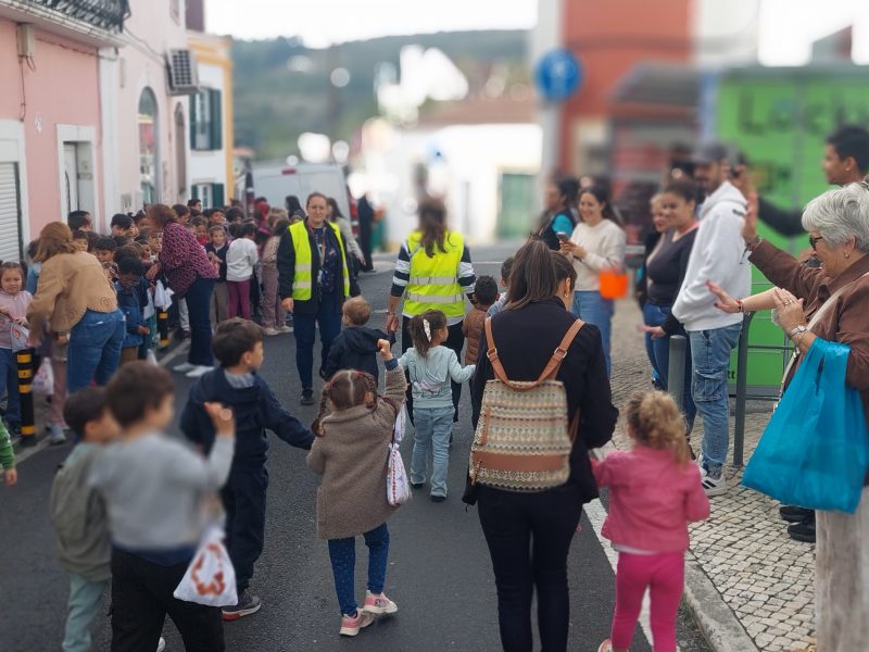 Escola EB/JI Fanhões – Pão por Deus – As crianças saíram à rua mantendo a tradições de gerações.
