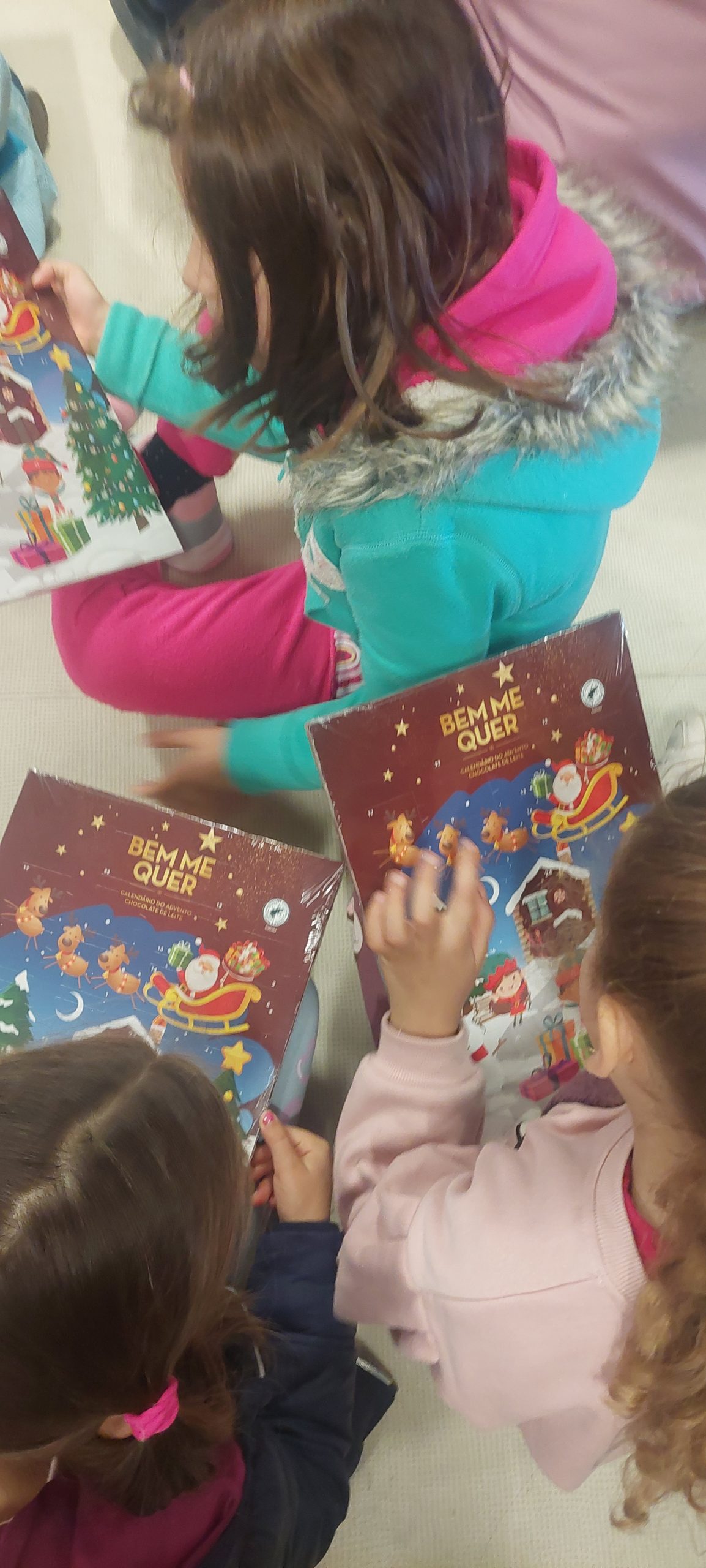 A Junta de Freguesia de Fanhões visitou o Núcleo Escolar de Fanhões – Escolas de Fanhões e Casainhos – Desejou as Boas Festas aos alunos, auxiliares de educação e corpo docente, oferecendo o Calendário do Advento a todas as Crianças. Um Feliz Natal para Todo(a)s!