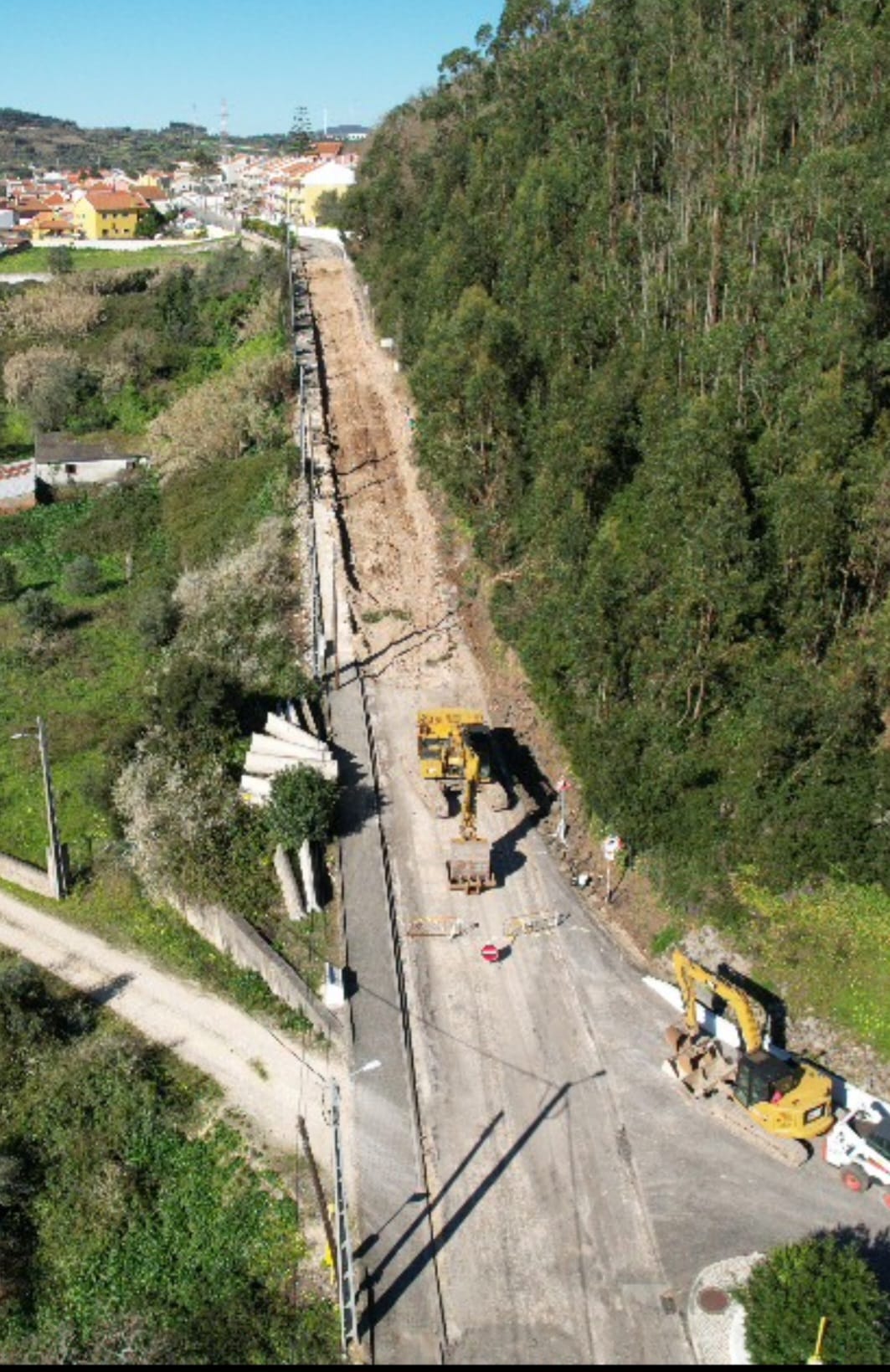 Freguesia de Fanhões – Continuam as Obras na Estrada Municipal 541 – Entre a Fonte de Casaínhos e Monte Esperança, prevendo-se mais 2 a 3 semanas de trabalhos.