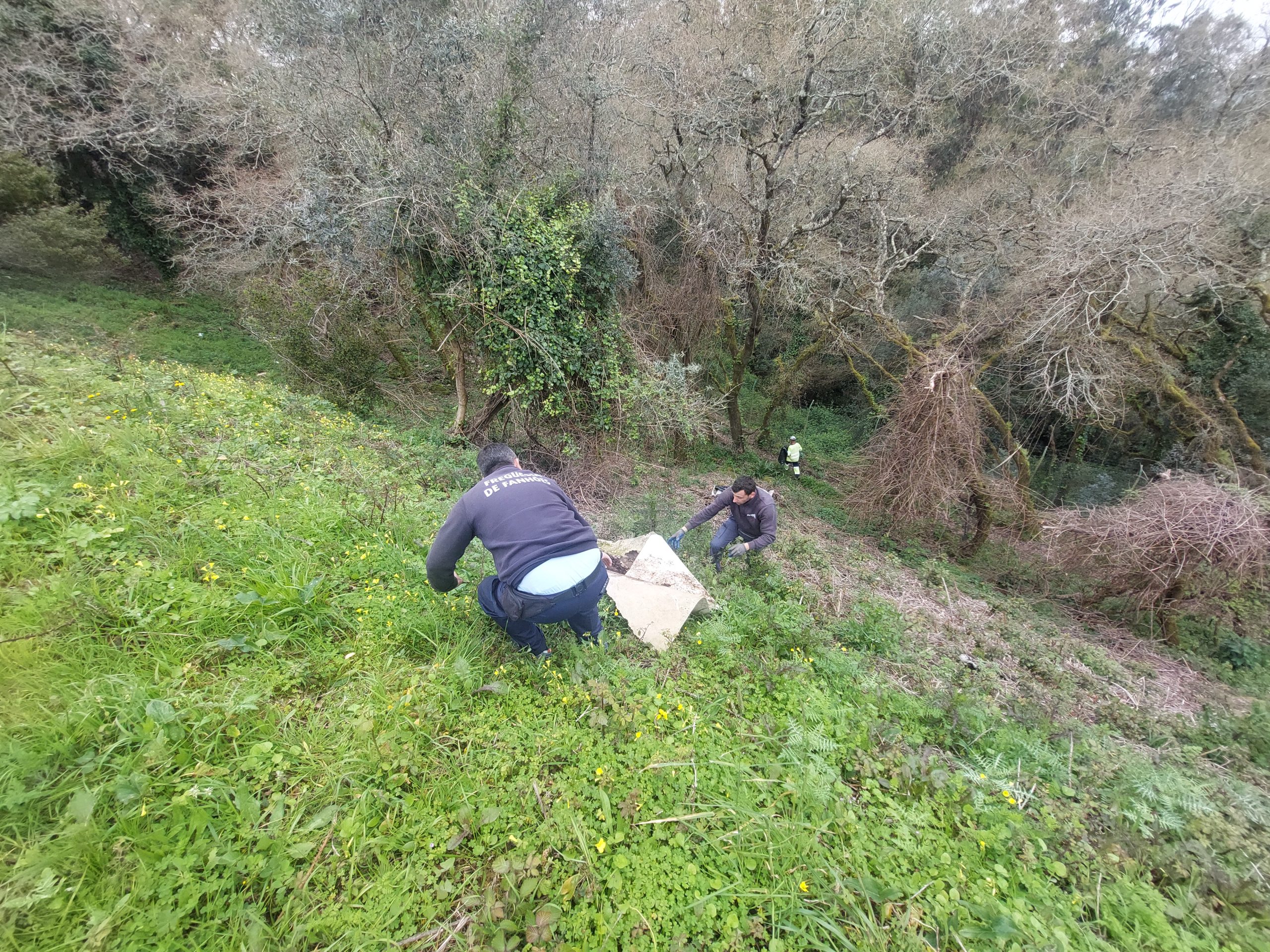 Freguesia de Fanhões – Limpeza de lixos diversos, em locais de difícil acesso, melhorando o ambiente. Estes lixos são despejados em locais naturais, uma prática que deve ser combatida e denunciada.