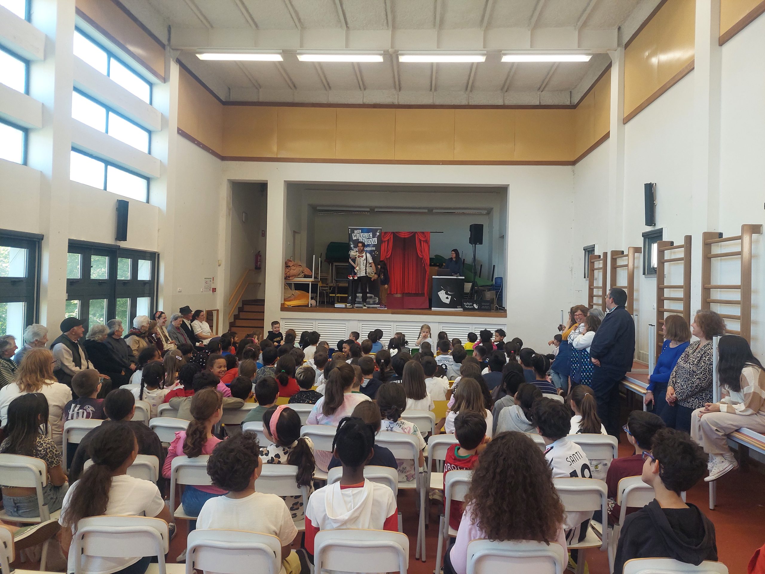 Escola EB1/JI de Fanhões – Semana Cultural – Muitas atividades Culturais que incluíram um almoço das crianças com os utentes do Centro de Dia e um Show de Magia.