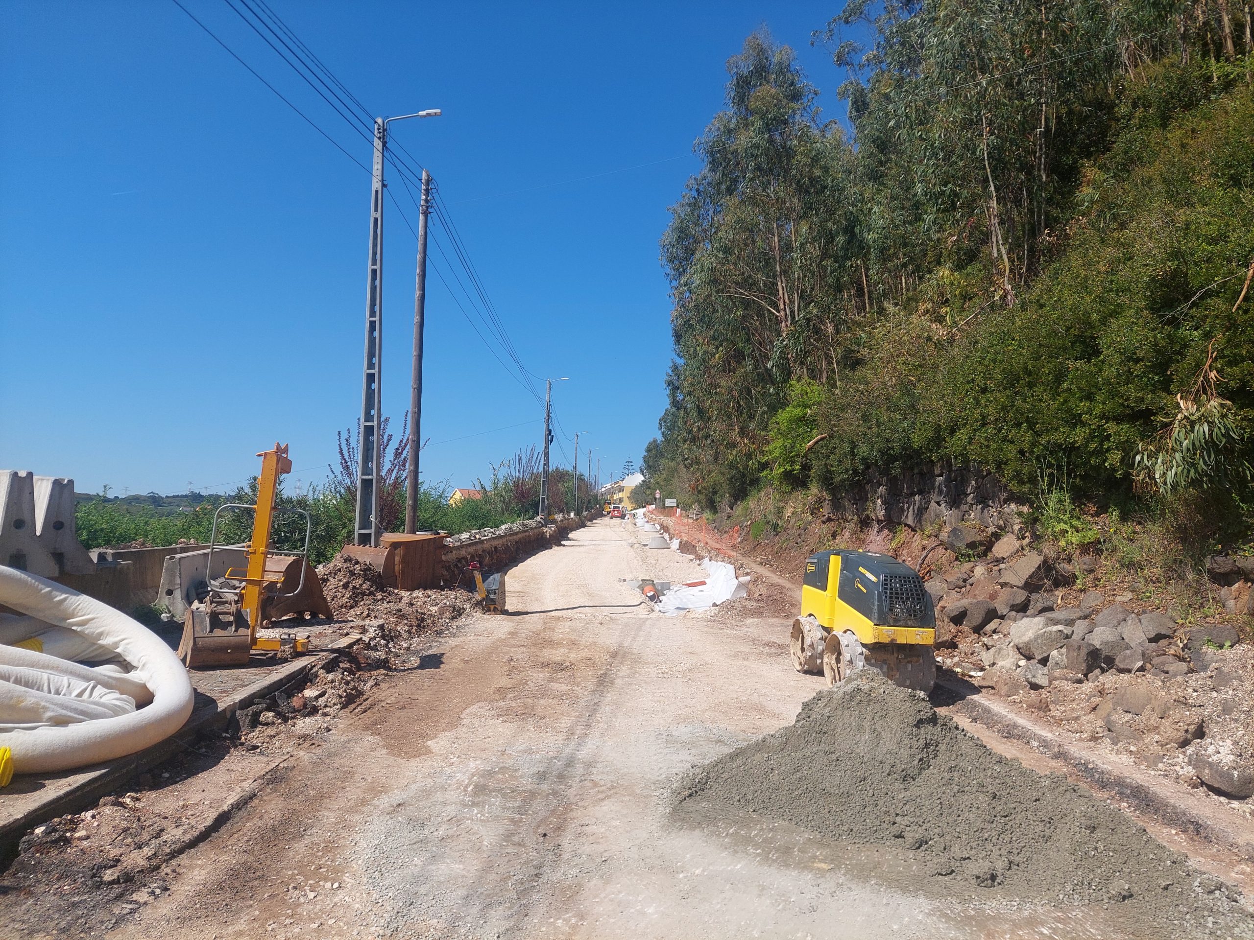 Freguesia de Fanhões – Continuam as Obras na Estrada Municipal 541 – Entre a Fonte de Casaínhos e Monte Esperança. Freguesia de Fanhões – Continuam as Obras na Estrada Municipal 541 – Entre a Fonte de Casaínhos e Monte Esperança.