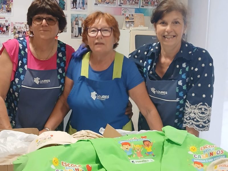 A Junta de Freguesia de Fanhões entregou ao Núcleo Escolar e a todos os alunos, professores e auxiliares Chapéus e T-Shirts Coloridas