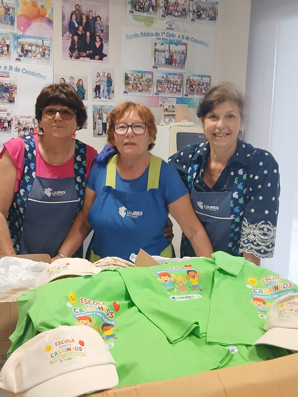 A Junta de Freguesia de Fanhões entregou ao Núcleo Escolar e a todos os alunos, professores e auxiliares Chapéus e T-Shirts Coloridas